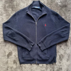 Ralph lauren fullzip  - Säljer Ralph lauren fullzip i storlek M. Skick enligt bild. Skriv om ni har frågor 