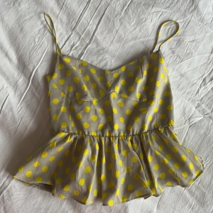 Gulprickig linne topp - Linne topp prickig med en volangdetalj smockad rygg dragkedja vid sida. Zara strl M.