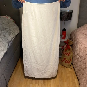 Ett vit set med helt oanvänd tröja och kjol  - Säljer en stilren vit ribbad tröja och kjol set som är helt oanvända och kvar i sin etikett. Perfekt till sommaren eller en härlig utekväll. Setet är dock genomskinligt både i kjol och tröja 