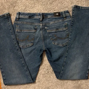 Blå LTB jeans - Säljer mina LTB jeans i modellen Valerie då de är lite förstora, storleken är W27L30. De är i bra skick! Kan tänka mig att sänka priset vid snabbt köp🥰 Skriv för fler bilder eller frågor💗💗