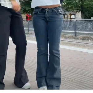 Low waist jeans - Skitsnygga lågmidjade jeans med superfina detaljer där bak. Köpta utomlands och finns därför inte att köpa 💞passar någon med storlek 34/36