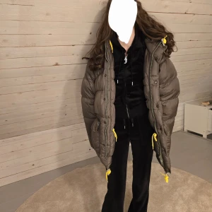 Grön dunjacka från Fjällräven - Säljer en grön dunjacka, expedition down från Fjällräven med huva och gula detaljer. Jackan har en broderad logotyp på bröstet och praktiska fickor med knappar. Perfekt för kyliga dagar. Jackan är storlek xs och personen på bilden är 166 och har storlek xxs i kläder. Finns ett litet hål på ena fickan, se bilder. 