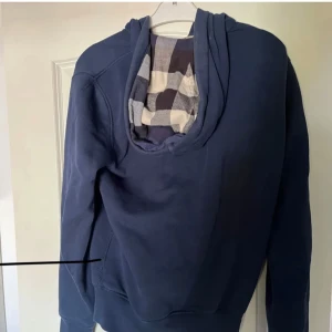 Burberry zip - Säljer min burberry zip då den inte kommer till användning. Storlek M normal i storleken. Självklart äkta
