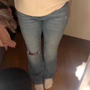 Jeans från Gina  - Ett par jeans från Gina Tricot som även är efterfrågad i Saga Stenqvists videor på TikTok. Storlek 36. Har används 2-3 gånger, finns inga defekter. (Modellen har hål i ett knä och en litet repa)