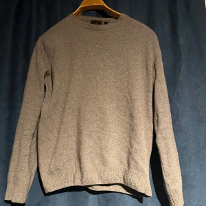 Oscar Jacobson cashmere - Skitsnygg tröja från Oscar Jacobson som är en cashmere och ull blandning. Nypris ligger på 1400 kr. Passar XS och S, sitter perfekt på dig som är mellan 170-180. 