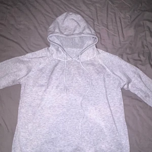 cashmere/meninoull hoodie - Hej, säljer denna snygga gråa cashmere/meninoull hoodie. Den är helt oanvänd så skicket är 10/10. Storleken är S/XS. Mitt pris 599! Hör av er vid minsta lilla fundering!