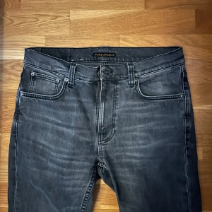 Mörkgrå jeans från Nudie Jeans - Riktigt snygga och trendiga nudie Jeans i toppskick 9/10. Riktigt härlig mörkgrå färg perfekt till våren. Passar slimfit/rak, modell: Lean Dean 31/32 . Nypris: 1599. Svår storlek att få tag på. Priset ej hugget i sten vid smidig affär, passa på. Bara att höra av sig vid frågor// Carl