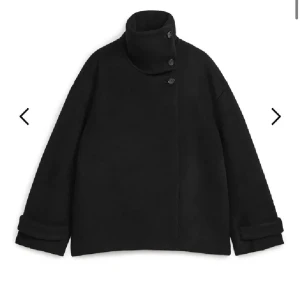 Svart kappa med hög krage - KAP!! Svart kappa från Arket i storlek 38. Så snygg och stilren, tyvärr har innerfickorna gått hål i, därav priset. Det är ingenting som syns utåt så utöver det fint skick. Bilder kan fixas om så önskas 🤞🏼🙏🏼