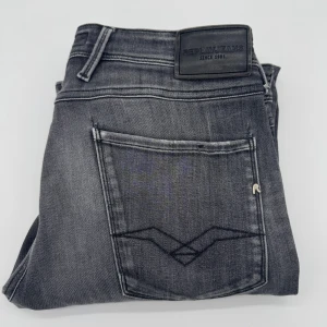 REPLAY ANBASS JEANS  - - Replay anbass jeans - Slim fit passform - Storlek W32/L32 - Nypris runt 1800kr - Kontakta för fler frågor eller funderingar // Deluxecloset