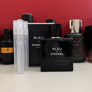 Bleu de Chanel Eau de Toilette 5 ml Samples - Elegant och tidlös parfym från Chanel i en stilren mörkblå flaska. Bleu de Chanel är känd för sin fräscha och träiga doftprofil, perfekt för den moderna mannen. 