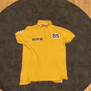 Tommy Hilfiger polo. - En snygg gul Tommy Hilfiger polo som liknar ”Chief Keef” och New York stilen bra. Äkta Tommy hilfiger. Pris kan diskuteras! BRA PRIS!!