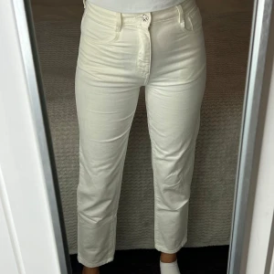 Zara jeans byxor - Använt en gång, lite för små för mig annars jättefina mom jeans