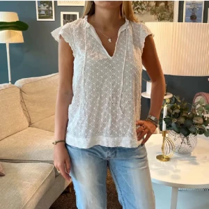 Vit blus med spetsdetaljer - Vit blus med spetsdetaljer 