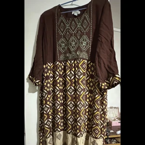 Mönstrad klänning i brunt och gult storkek xxl eller mer som en xl - Säljer en unik klänning med geometriskt mönster i brunt, gult och beige.  Supersnygg och oanvänd 