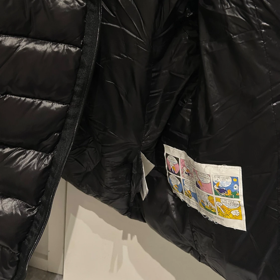 Svart dunjacka med pälsdetalj från Moncler - 93