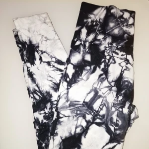 Svartvita leggings med mönster - Snygga leggings med ett unikt svartvitt mönster som ger en cool look. Perfekta för både träning och vardag. De är stretchiga och bekväma, vilket gör dem till ett måste i garderoben. Garderobsrensning så kika gärna på övriga auktioner.