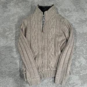 Beige stickad kofta med dragkedja - Riktig klass ⭐️