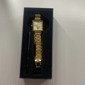 Guldfärgad klocka från Reward - Elegant guldfärgad klocka med fyrkantig urtavla och stilrena detaljer. Armbandet är i metall med en klassisk länkdesign. Perfekt för att ge en lyxig touch till din stil. Det följer även med en länkborttagare där du kan ta bort länkarna själv. Pris kan diskuteras vid snabbt affär, vid frågor så är det bara att skriva!🌸