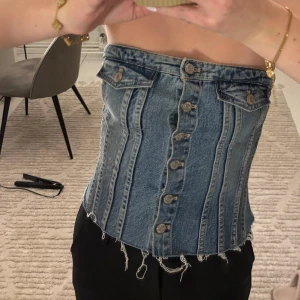 Jeanstopp med knappar - Super fin jeanstopp från Zara i mycket bra skick, använd fåtal gånger