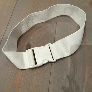 Aimn bälte xs/s - Snyggt elastiskt bälte från Aim’n, kan användas till byxor eller ha i midjan till t-shirt etc. Oanvänt.