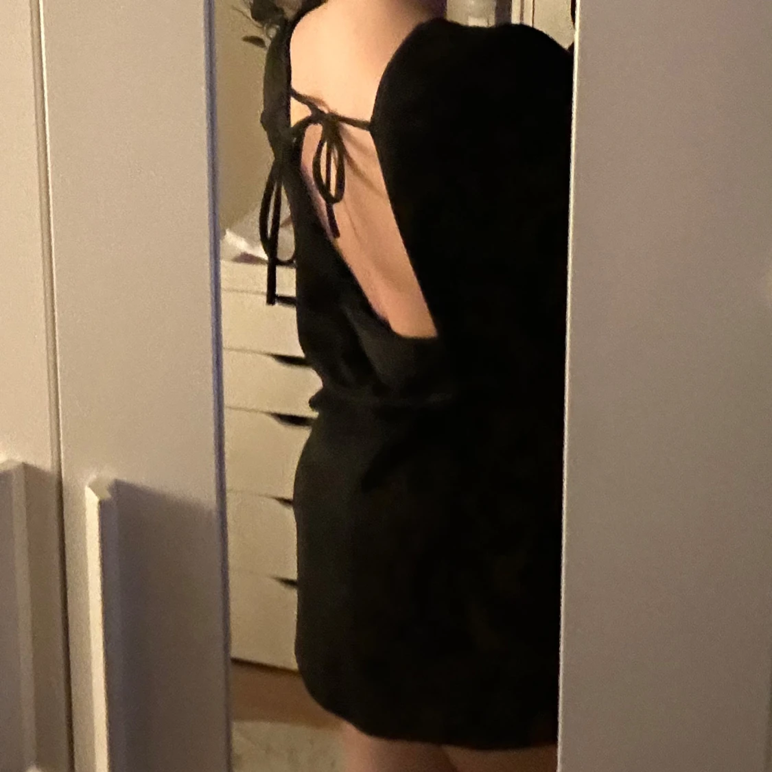 Svart glittrig klänning med öppen rygg - 92