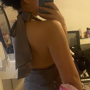 Brun halterneck topp - Snygg brun (egna bilder -fråga) halterneck topp i ett glansigt material som ger en lyxig känsla. Perfekt för en utekväll eller fest. Rygglös.   Betalning via swish