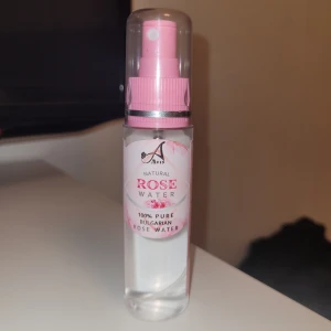 Naturligt rosenvatten från Bulgarien - Säljer en flaska med naturligt rosenvatten från Avis. Innehåller endast 100% rent bulgariskt rosenvatten, perfekt för att fräscha upp och återfukta huden. Enkelt att använda med sprayfunktionen. Använd men ca 80% kvar. 