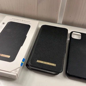 Mobilskal från iDeal of Sweden - Säljer flera snygga mobilskal från bland annat iDeal of Sweden. Finns i olika mönster och färger som svart, lila, rosa och blå. Passar till Iphone XS Max