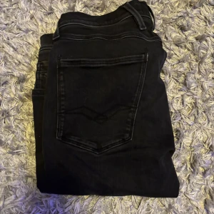 Svarta jeans från Replay - Säljer ett par svarta Replay Hyperflex jeans. Dem är för stora för mig som är 172. De har en slim passform och är tillverkade i ett stretchigt material för extra komfort. Perfekta för en stilren och grisch stil. Inga defekter. Skriv om ni har frågor!