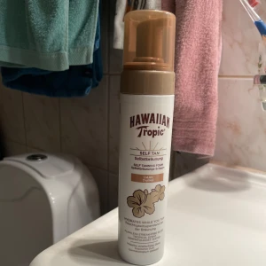 Self Tan Mousse från Hawaiian Tropic - Säljer en flaska med Hawaiian Tropic Self Tan Mousse i nyansen Dark. Denna brun-utan-sol mousse ger en naturlig solbränna och återfuktar huden samtidigt. Perfekt för att få en solkysst look året runt.