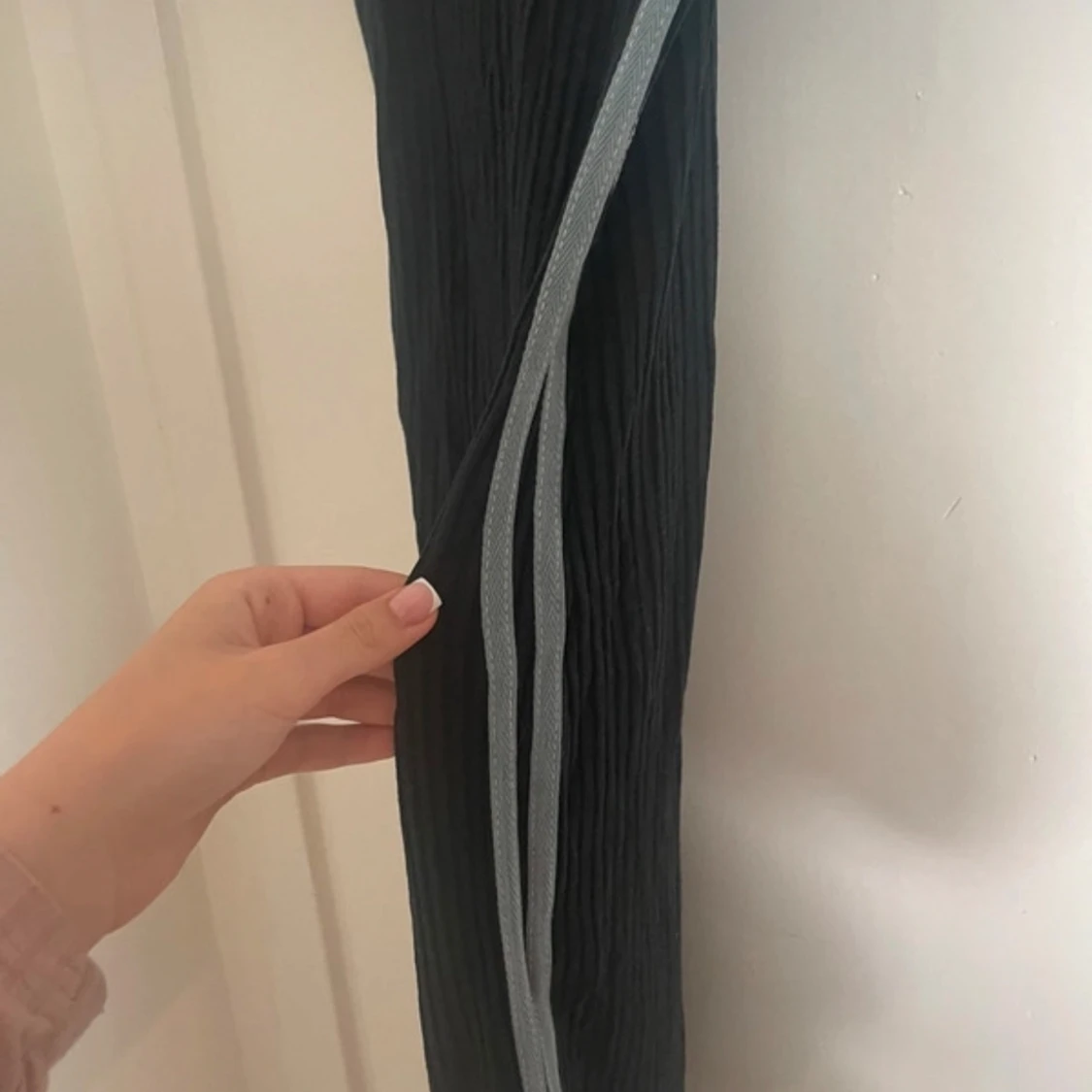 Svart ribbad klänning med smala axelband - 90