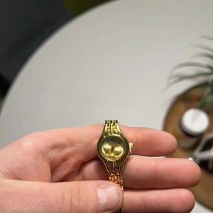 Guldklocka  - Perfekt skick med ett helt nytt batteri och justerbart armband 