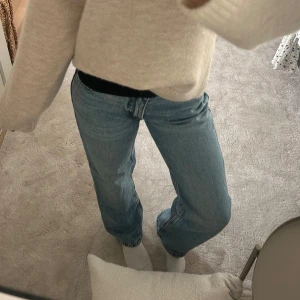 Blå jeans med rak passform - Snygga blå jeans med rak passform och klassisk design. Perfekta för en avslappnad stil. De har en knappgylf och är tillverkade i ett slitstarkt denimtyg.