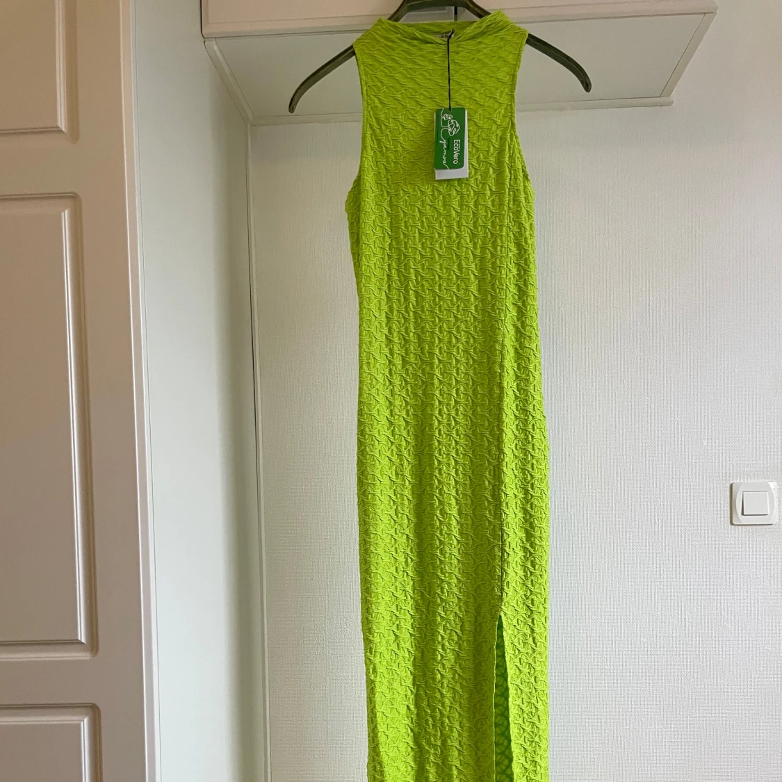 Grön långklänning med slits L oanvänd  - 93