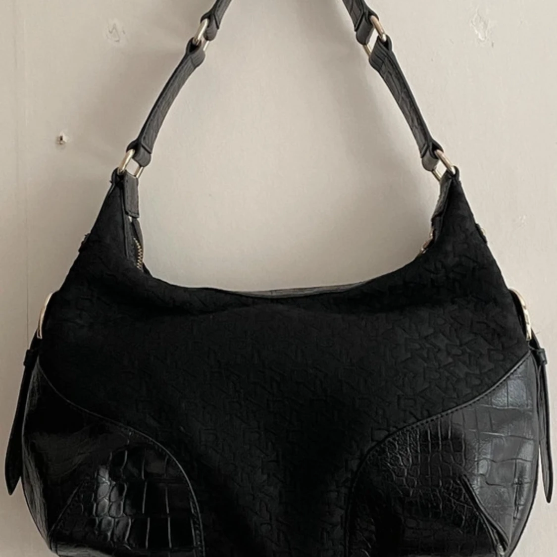 Svart axelväska med krokodilmönster - 90