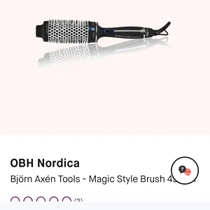 OBH Nordica Björn Axén Tools - Magic Style Brush 45 - OBH Nordica Magic Style Brush 45 är en stylingborste från Björn Axén Tools. Den har en rund borste med keramisk beläggning och joniseringsfunktion för att minska friss. Perfekt för att skapa volym och lockar i håret. Orginal pris 600-700