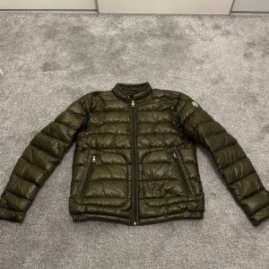 Grön pufferjacka från Moncler - Moncler acorus jacka som jag använt i ungefär två månader. Den har ett litet hål på baksidan som jag har försökt och tejpa ihop men borde gå att limma ihop. Priset går att diskutera. Den är självklart äkta och jag har bevis på det