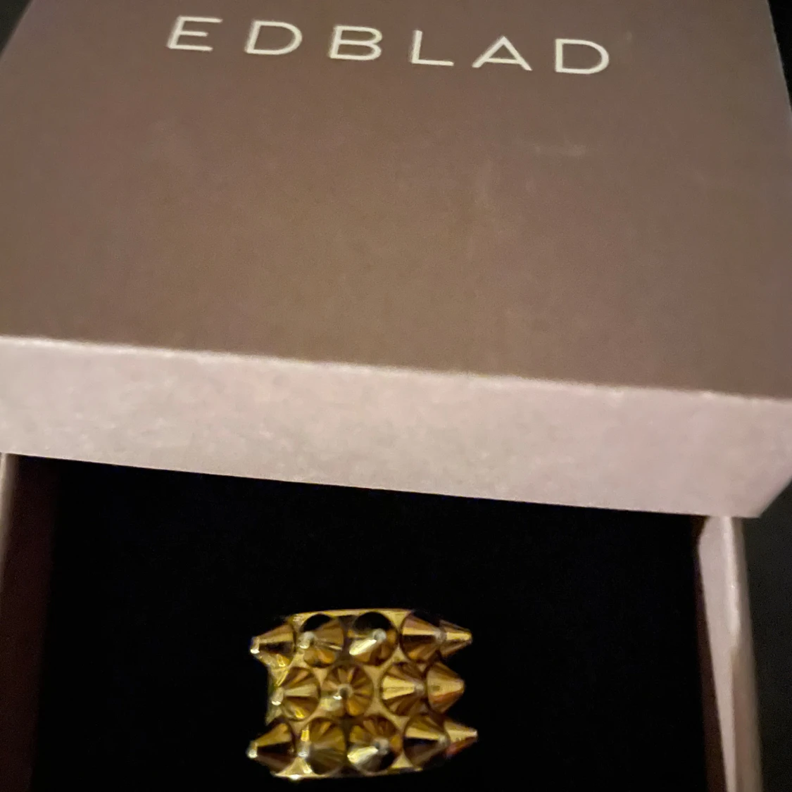 Guldfärgad ring från Edblad