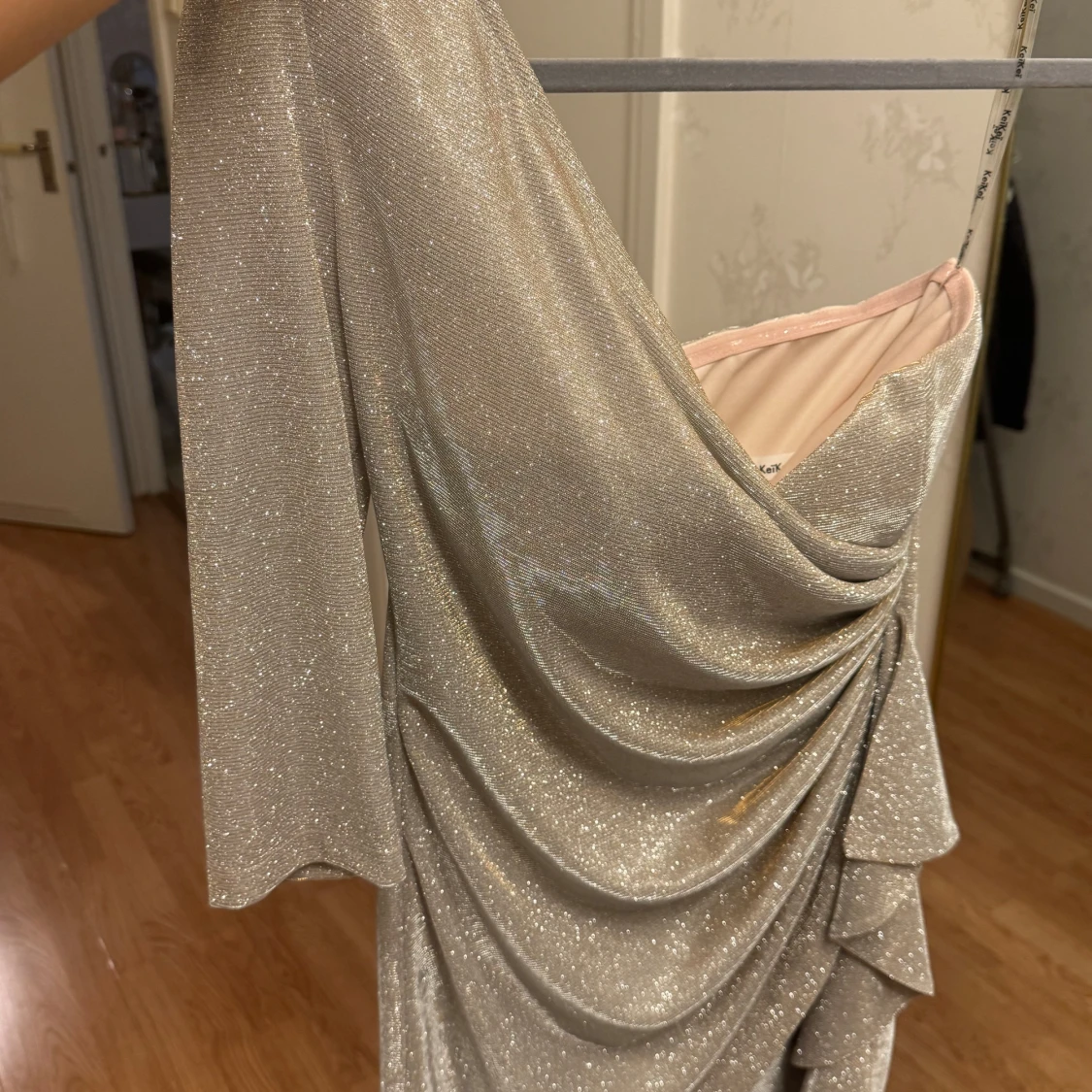 Glittrig klänning med drapering