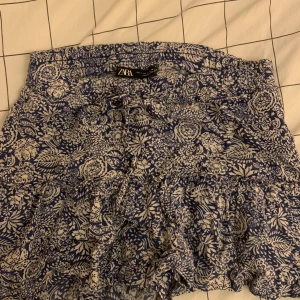 volangkjol med mönster - från zara köpt för 500kr, i storlek S men passar mig som även har xs❤️