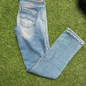 Blå jeans från Pepe Jeans W30 L34 - Snygga blå jeans från Pepe Jeans med en klassisk femficksdesign och lätt slitna detaljer. Använda men i fin skicka Pepe jeans. Säljer då de är för stora. 30x34. Passar min mamma som är 175 cm lång och har storlek M.   Långa! Lågmidjade!   Midjan: 38 cm Höft: 48 cm