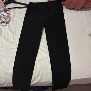 Svarta byxor - Snygga svarta byxor med hög midja och en stilren design. Perfekta för en elegant look. Byxorna har en rak passform och är tillverkade i ett bekvämt material. Helt nya från förpackningen 