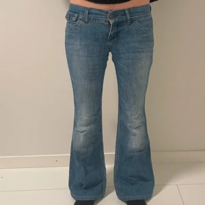 Blå bootcut jeans - Midjemåttet 36  Innerbenslängd 72  Ytterbenslängd 91 Hon på bilden är 163💗