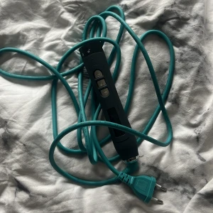 Svart locktång med flera tillbehör - Säljer en svart locktång med flera utbytbara tillbehör för olika lockstilar. Den har en turkos sladd och är av modell LYKO100. Perfekt för att skapa varierande frisyrer med enkelhet.