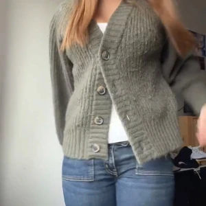 Grön kofta - Stickad kofta från Gina. 