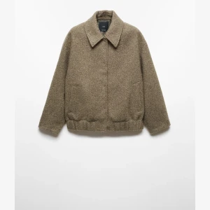 Brun teddyjacka - Säljer en mysig brun teddyjacka med krage och knappar. Jackan har en loose passform och är perfekt för kyligare dagar. Den har långa ärmar och två praktiska fickor framtill. Köpt i år, nypris 899kr