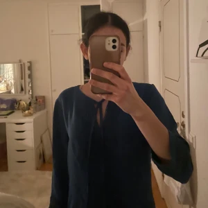 Blå blus med knytband - Säljer en mörkblå blus i storlek 36 från märket sezelina! Den är ganska ny med lapp kvar. Säljer den då jag inte använt den (går med på prissänkning som önskas)🤍