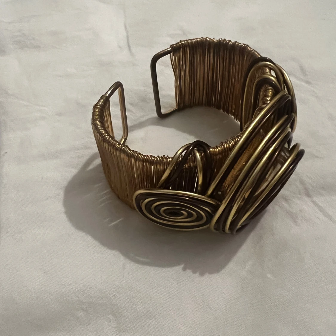 Guldigt armband med spiraldesign - 25