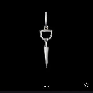 Bitten earring silver - Säljer mitt silvriga bitten örhänge från Maria Nilsdotter. Ganska bra skick, bilder kommer snart.