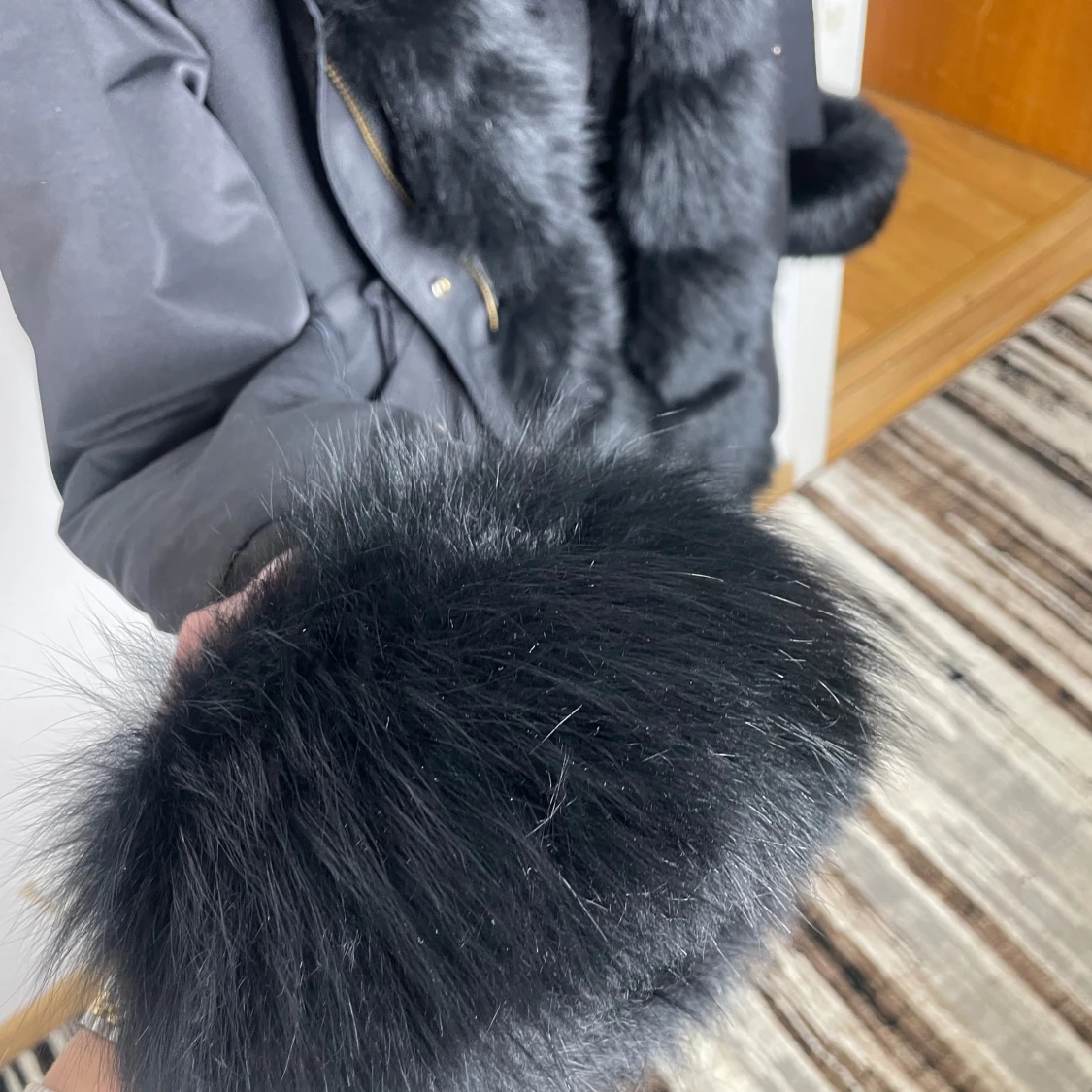 Svart parkajacka med pälsdetaljer - 91